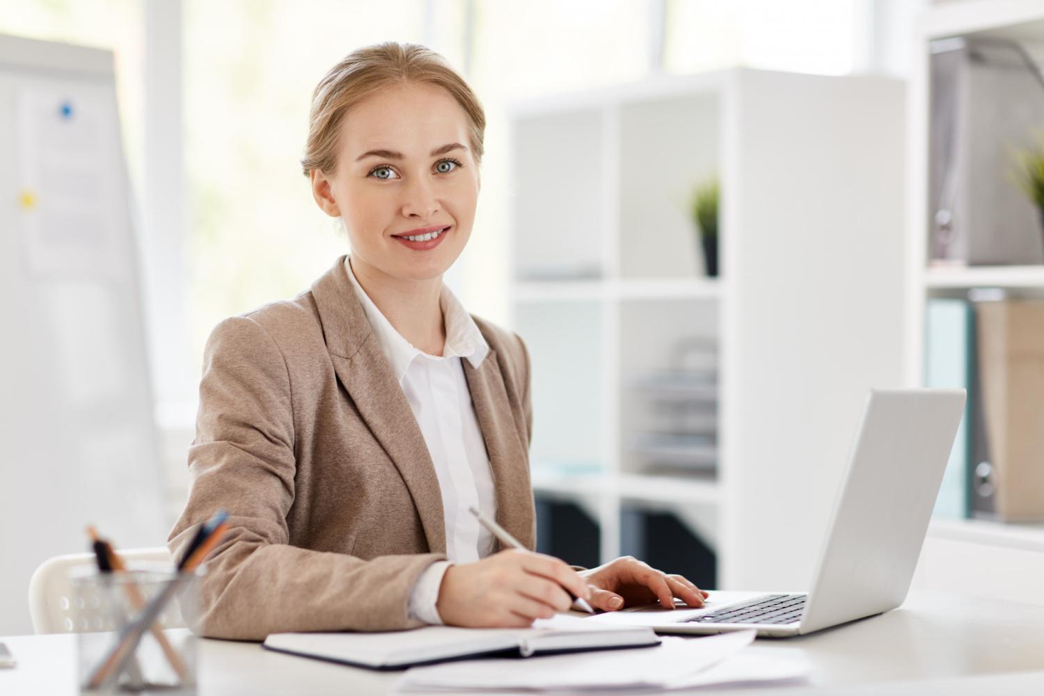 Advantages and Disadvantages of a Financial Advisor